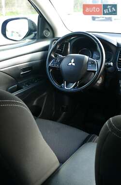 Внедорожник / Кроссовер Mitsubishi Outlander 2016 в 