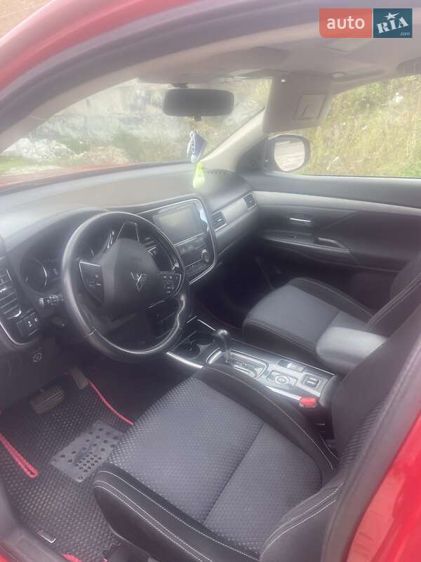 Позашляховик / Кросовер Mitsubishi Outlander 2017 в Гостомелі