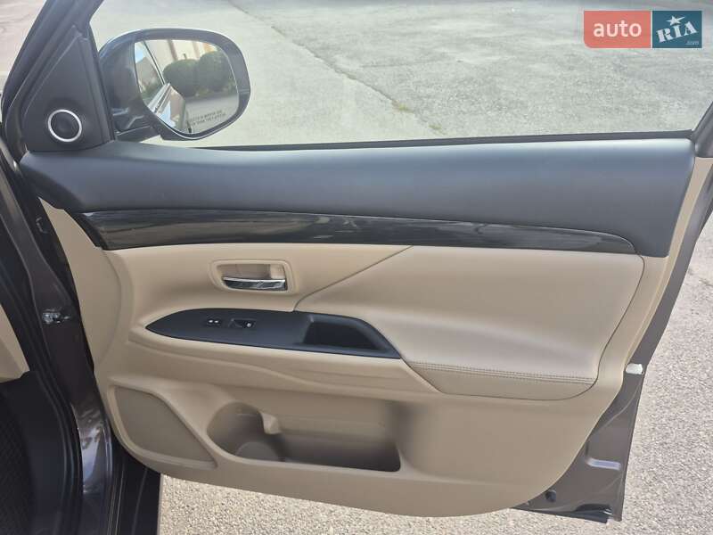 Позашляховик / Кросовер Mitsubishi Outlander 2017 в Тернополі