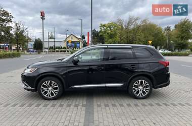 Внедорожник / Кроссовер Mitsubishi Outlander 2016 в 