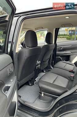 Внедорожник / Кроссовер Mitsubishi Outlander 2016 в 