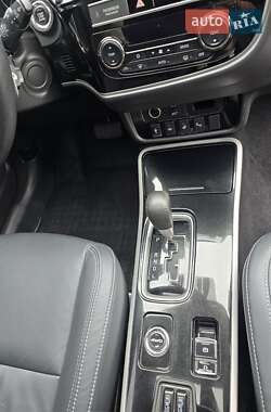 Внедорожник / Кроссовер Mitsubishi Outlander 2018 в 