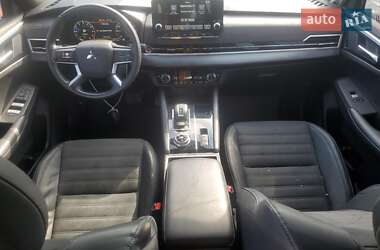 Внедорожник / Кроссовер Mitsubishi Outlander 2023 в 
