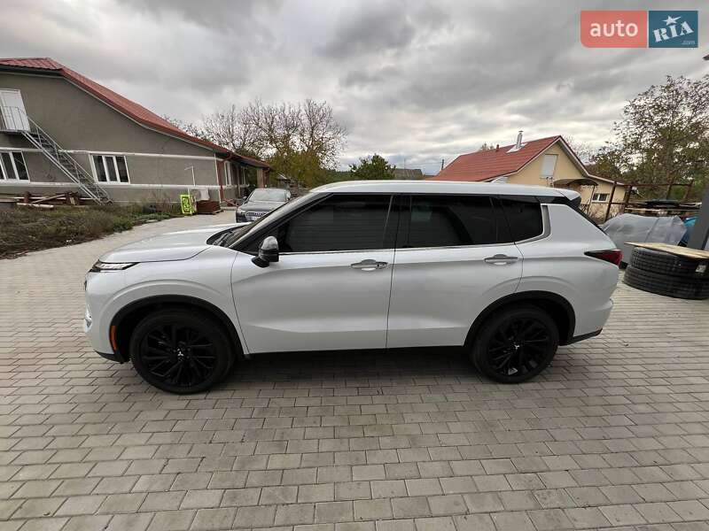 Внедорожник / Кроссовер Mitsubishi Outlander 2023 в Киеве