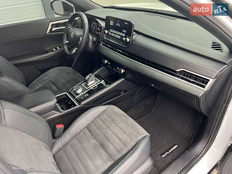 Внедорожник / Кроссовер Mitsubishi Outlander 2023 в Киеве