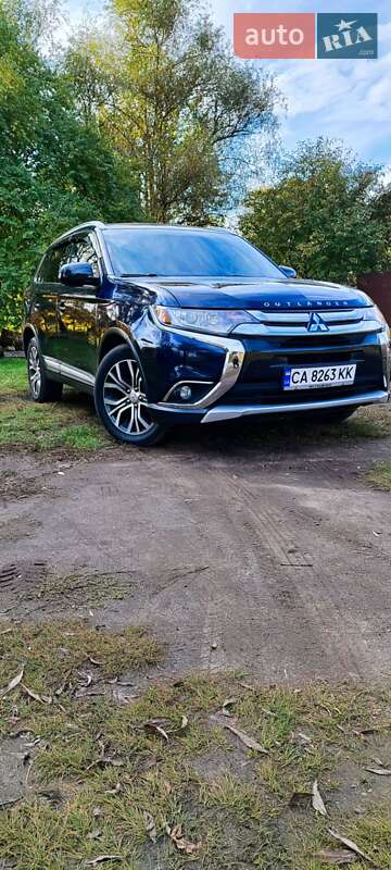 Внедорожник / Кроссовер Mitsubishi Outlander 2017 в 