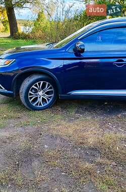 Внедорожник / Кроссовер Mitsubishi Outlander 2017 в 