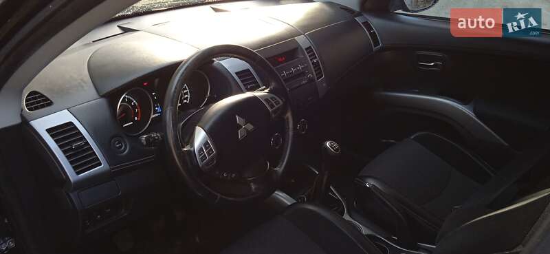 Внедорожник / Кроссовер Mitsubishi Outlander 2010 в Заре