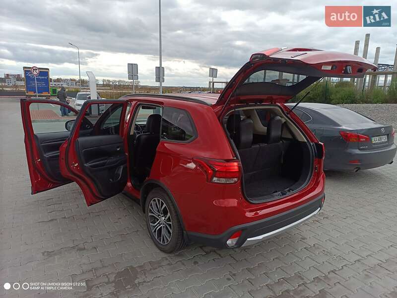 Внедорожник / Кроссовер Mitsubishi Outlander 2016 в Киеве