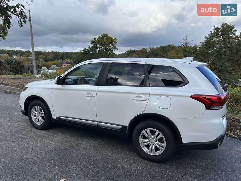 Позашляховик / Кросовер Mitsubishi Outlander 2019 в Києві