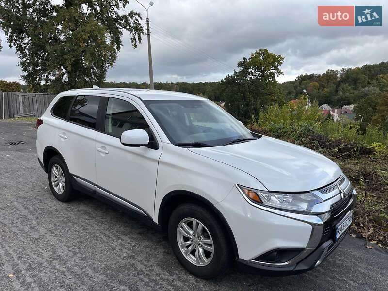 Позашляховик / Кросовер Mitsubishi Outlander 2019 в Києві