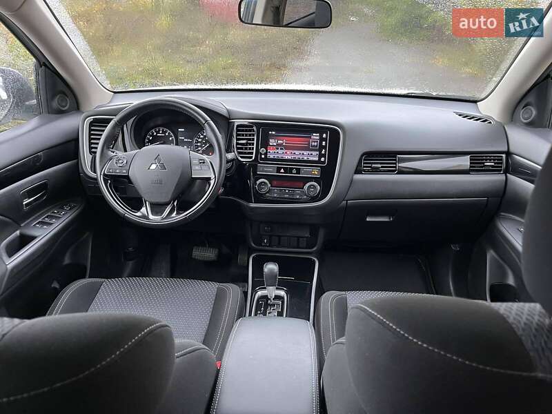 Позашляховик / Кросовер Mitsubishi Outlander 2019 в Києві