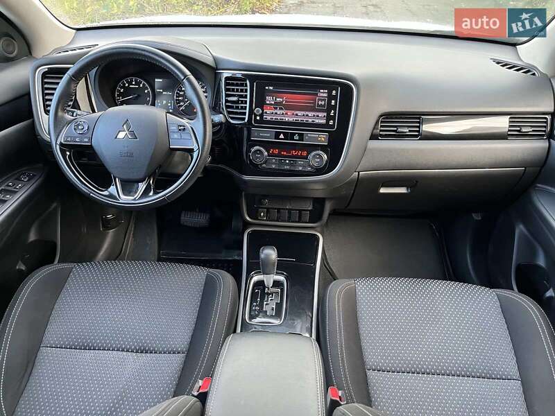 Позашляховик / Кросовер Mitsubishi Outlander 2019 в Києві