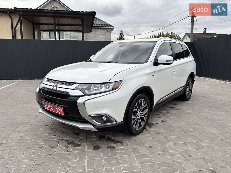 Внедорожник / Кроссовер Mitsubishi Outlander 2016 в Черкассах