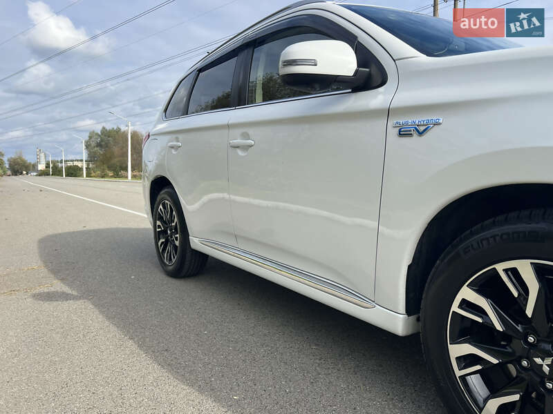 Позашляховик / Кросовер Mitsubishi Outlander 2018 в Києві