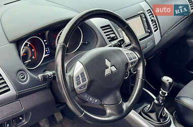 Внедорожник / Кроссовер Mitsubishi Outlander 2012 в 