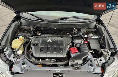 Внедорожник / Кроссовер Mitsubishi Outlander 2012 в 