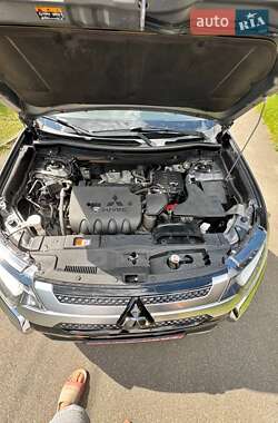 Позашляховик / Кросовер Mitsubishi Outlander 2020 в 