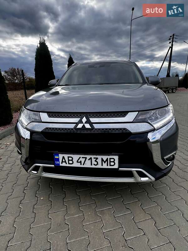 Позашляховик / Кросовер Mitsubishi Outlander 2020 в 