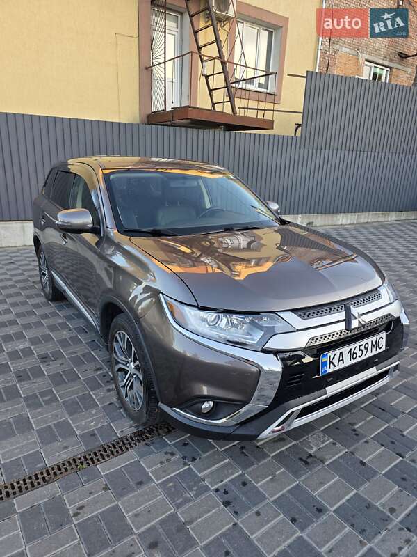 Внедорожник / Кроссовер Mitsubishi Outlander 2015 в Хмельницком