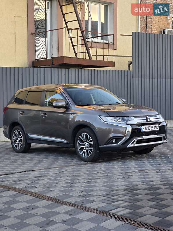 Внедорожник / Кроссовер Mitsubishi Outlander 2015 в Хмельницком