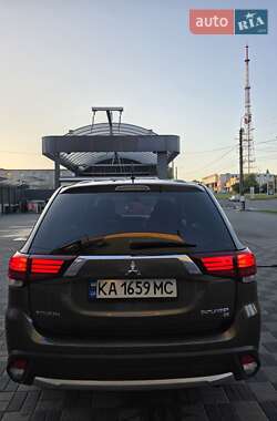 Внедорожник / Кроссовер Mitsubishi Outlander 2015 в 
