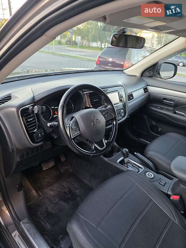 Внедорожник / Кроссовер Mitsubishi Outlander 2015 в Хмельницком