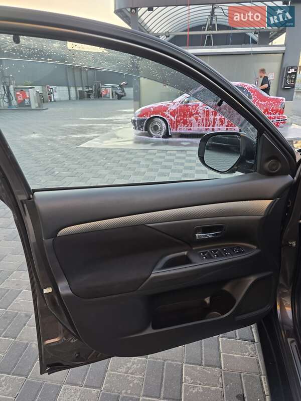Внедорожник / Кроссовер Mitsubishi Outlander 2015 в Хмельницком