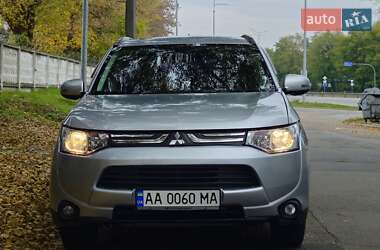 Внедорожник / Кроссовер Mitsubishi Outlander 2012 в 