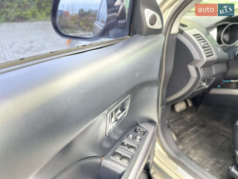 Внедорожник / Кроссовер Mitsubishi Outlander 2007 в Ромнах фото 17 Внедорожник / Кроссовер Mitsubishi Outlander 2007 в Ромнах