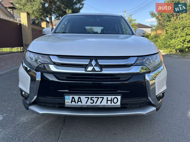 Внедорожник / Кроссовер Mitsubishi Outlander 2016 в Киеве