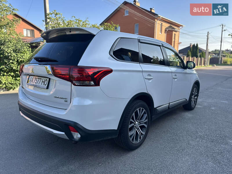 Внедорожник / Кроссовер Mitsubishi Outlander 2016 в Киеве