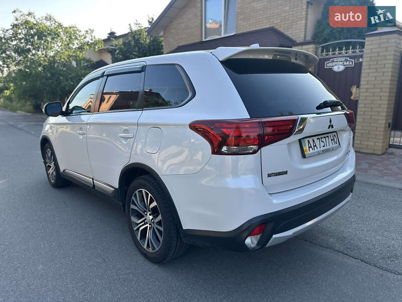 Внедорожник / Кроссовер Mitsubishi Outlander 2016 в Киеве