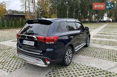 Позашляховик / Кросовер Mitsubishi Outlander 2022 в 