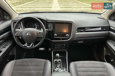 Позашляховик / Кросовер Mitsubishi Outlander 2022 в 