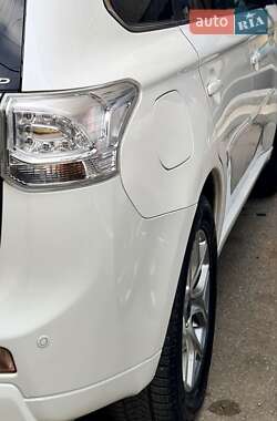 Позашляховик / Кросовер Mitsubishi Outlander 2014 в  фото 5 Позашляховик / Кросовер Mitsubishi Outlander 2014 в