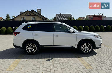 Внедорожник / Кроссовер Mitsubishi Outlander 2015 в 