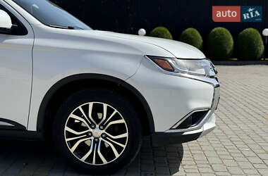 Внедорожник / Кроссовер Mitsubishi Outlander 2015 в 