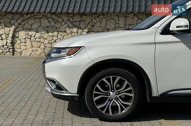Внедорожник / Кроссовер Mitsubishi Outlander 2015 в 