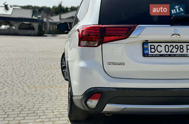 Внедорожник / Кроссовер Mitsubishi Outlander 2015 в 