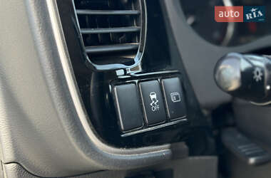 Внедорожник / Кроссовер Mitsubishi Outlander 2015 в 