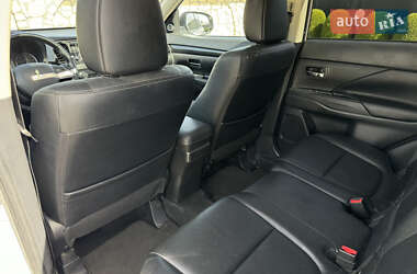 Внедорожник / Кроссовер Mitsubishi Outlander 2015 в 