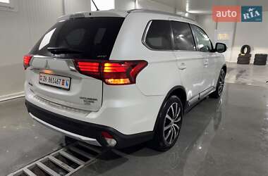 Позашляховик / Кросовер Mitsubishi Outlander 2016 в  фото 3 Позашляховик / Кросовер Mitsubishi Outlander 2016 в