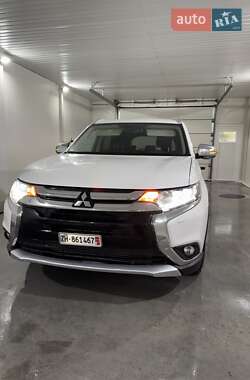 Позашляховик / Кросовер Mitsubishi Outlander 2016 в  фото 6 Позашляховик / Кросовер Mitsubishi Outlander 2016 в