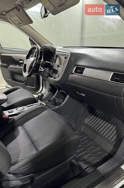 Позашляховик / Кросовер Mitsubishi Outlander 2016 в  фото 34 Позашляховик / Кросовер Mitsubishi Outlander 2016 в