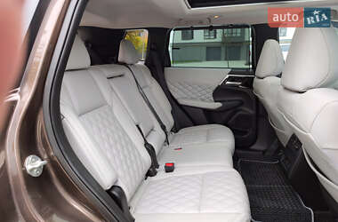 Внедорожник / Кроссовер Mitsubishi Outlander 2022 в 