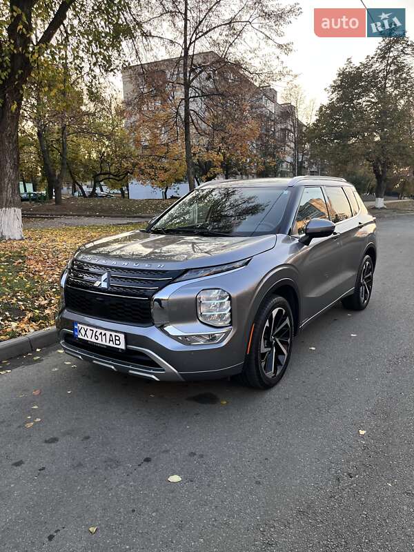 Внедорожник / Кроссовер Mitsubishi Outlander 2022 в 