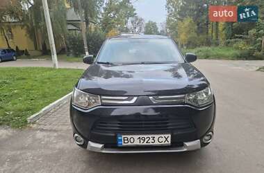 Внедорожник / Кроссовер Mitsubishi Outlander 2014 в 