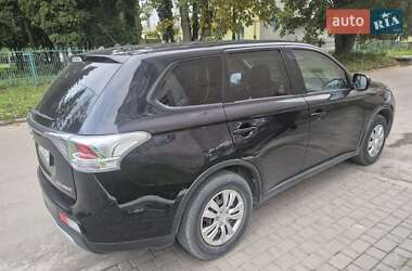 Внедорожник / Кроссовер Mitsubishi Outlander 2014 в 