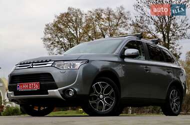 Внедорожник / Кроссовер Mitsubishi Outlander 2016 в 
